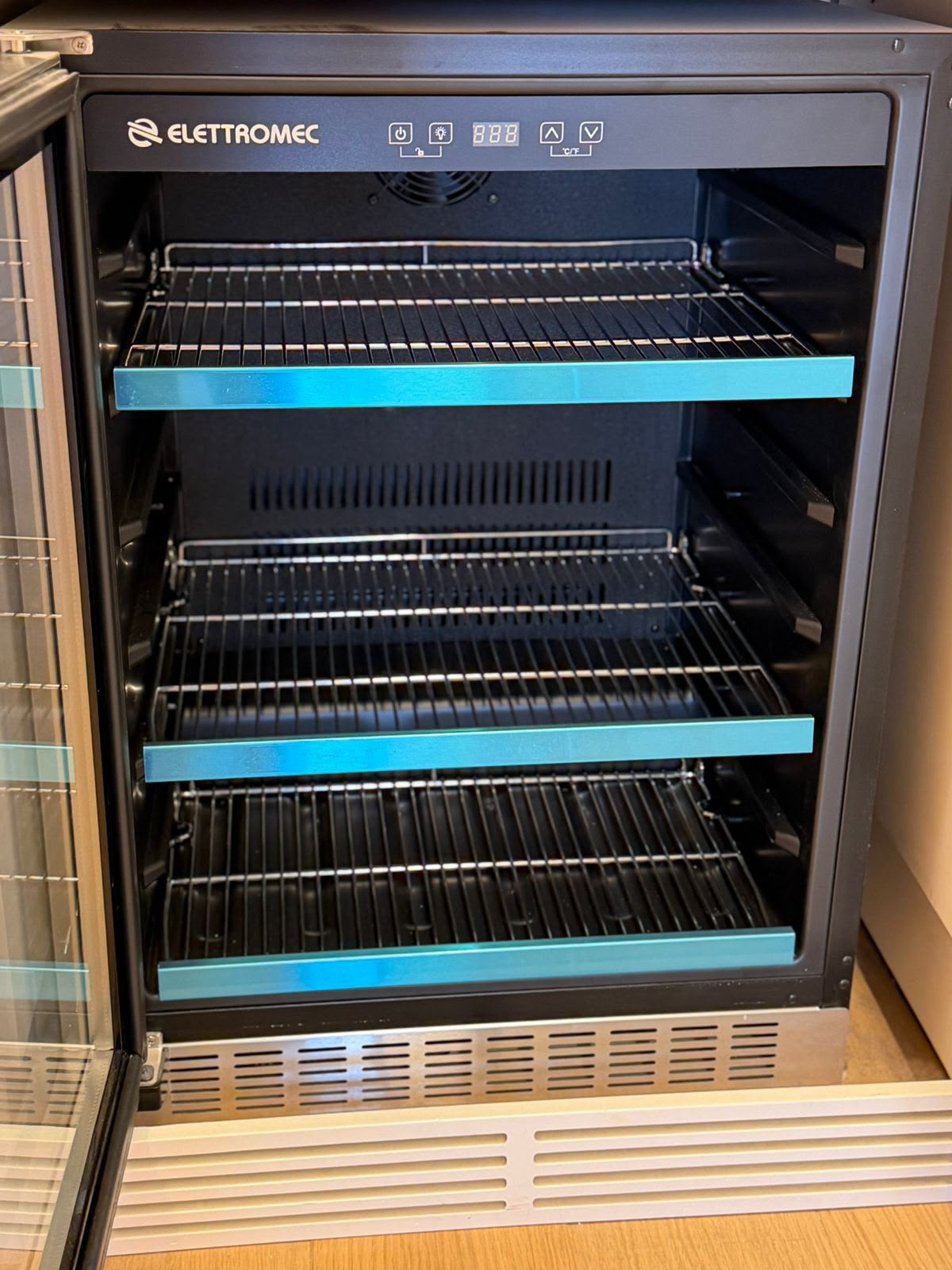 Frigobar Elettromec Embutir 135L Inox 220V — foto 5 de 5