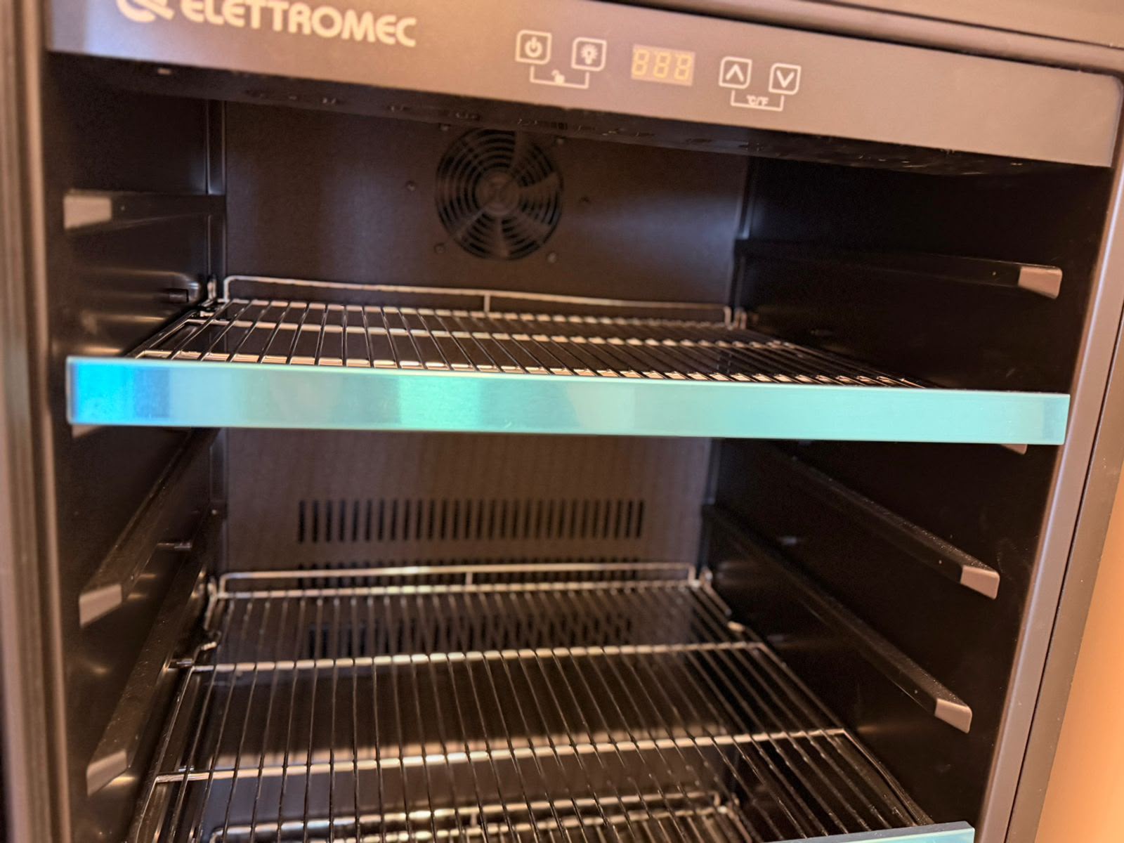 Frigobar Elettromec Embutir 135L Inox 220V — foto 3 de 5